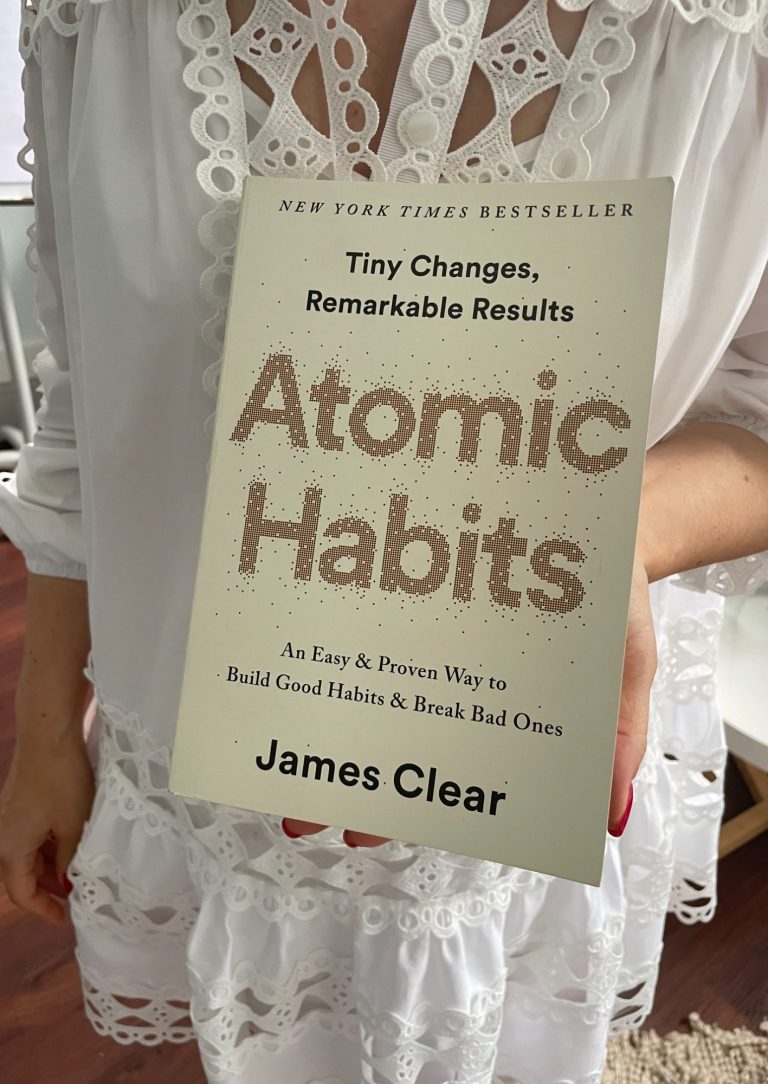 Magdalena hält das Buch "Atomic Habits" in der Hand