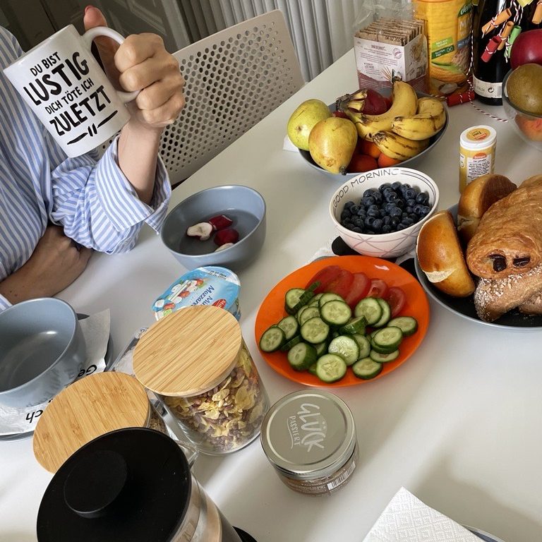 Bild von einem Schreibtisch mit Laptop und Maus