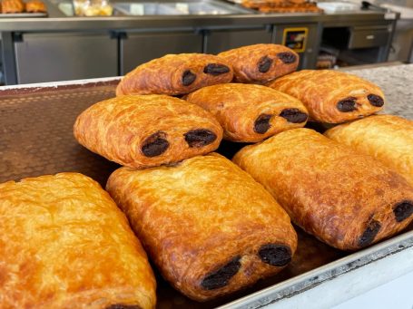 Croissants auf einem Tablett im Schulkiosk